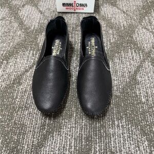 Minnetonka women’s Black Slip-On Loafers